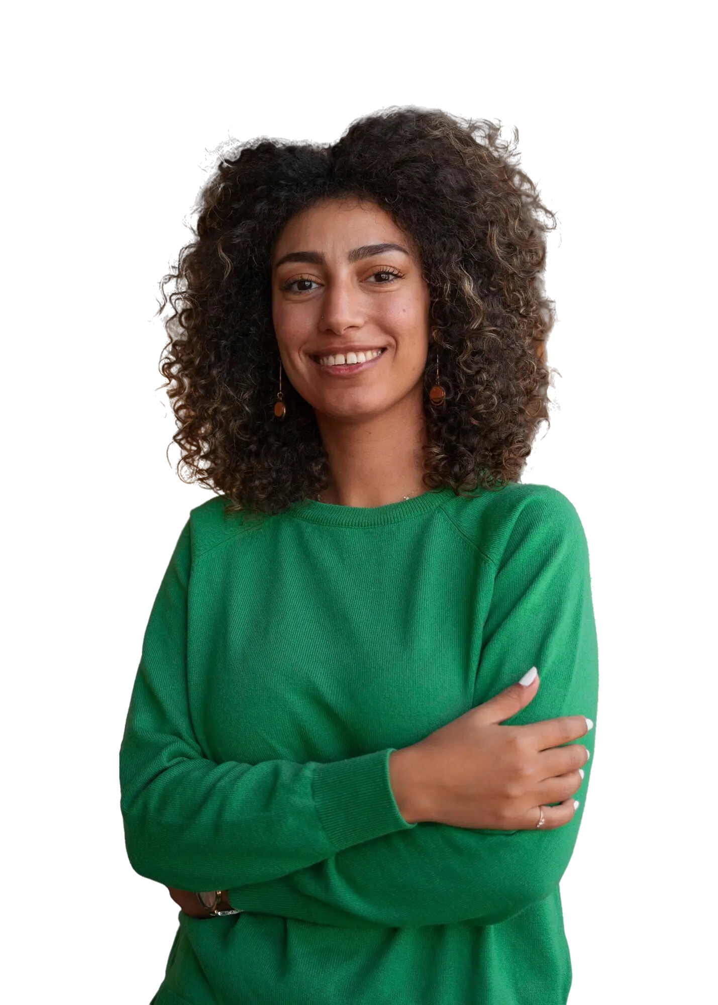 Paciente sorrindo, de braços cruzados, na Integral Clínica